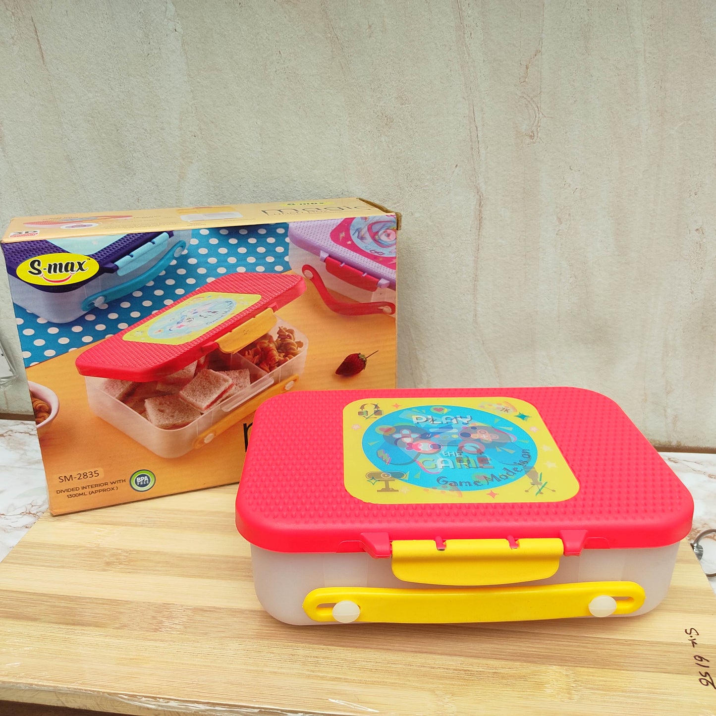 Durable Plastic Lunch Box with Secure Locking Lid, Leak Resistant Design, Spacious Compartments, Food Safe Material, Lightweight and Portable for School, Office, Travel, and Daily Use. Easy to Clean