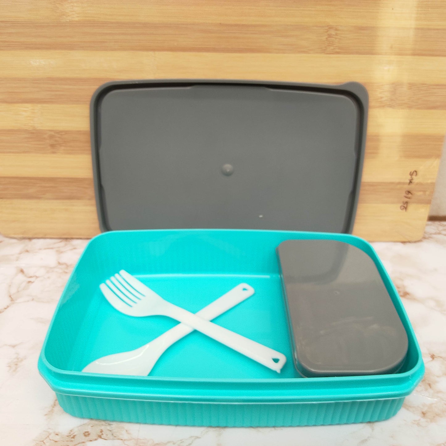 Durable Plastic Lunch Box with Secure Locking Lid, Leak Resistant Design, Spacious Compartments, Food Safe Material, Lightweight and Portable for School, Office, Travel, and Daily Use. Easy to Clean