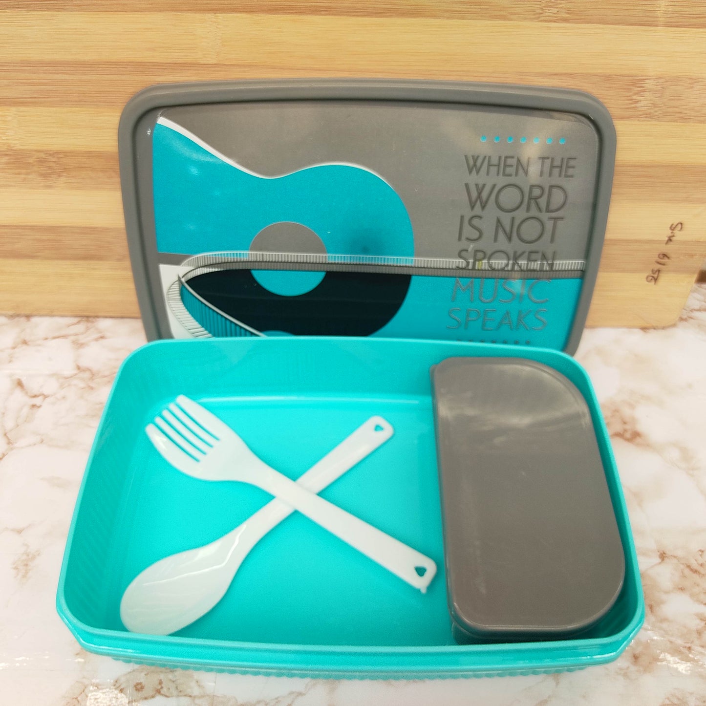 Durable Plastic Lunch Box with Secure Locking Lid, Leak Resistant Design, Spacious Compartments, Food Safe Material, Lightweight and Portable for School, Office, Travel, and Daily Use. Easy to Clean