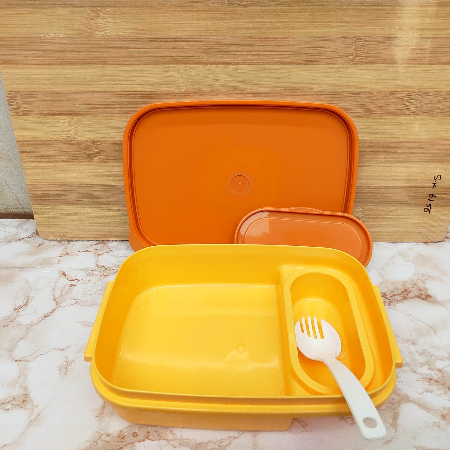 Durable Plastic Lunch Box with Secure Locking Lid, Leak Resistant Design, Spacious Compartments, Food Safe Material, Lightweight and Portable for School, Office, Travel, and Daily Use. Easy to Clean