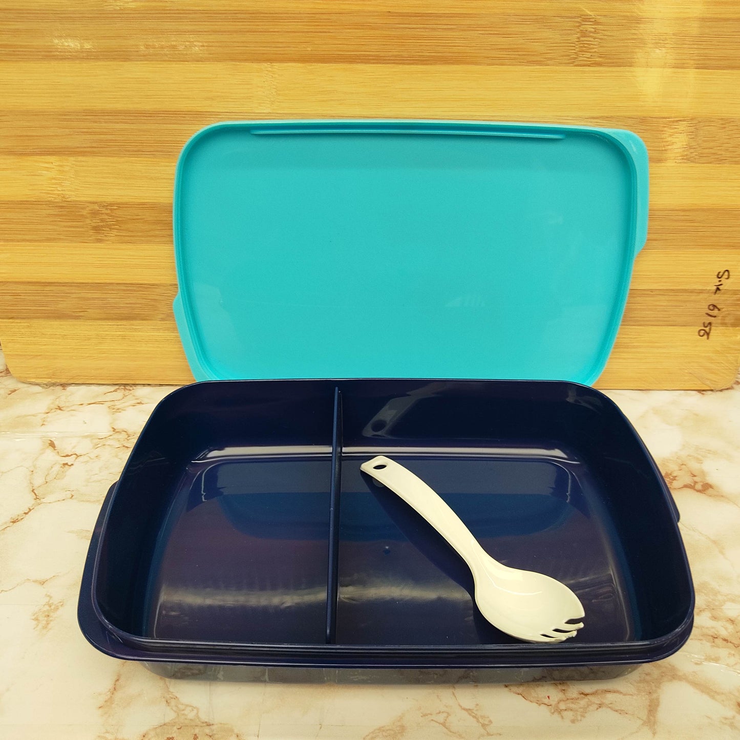 Durable Plastic Lunch Box with Secure Locking Lid, Leak Resistant Design, Spacious Compartments, Food Safe Material, Lightweight and Portable for School, Office, Travel, and Daily Use. Easy to Clean