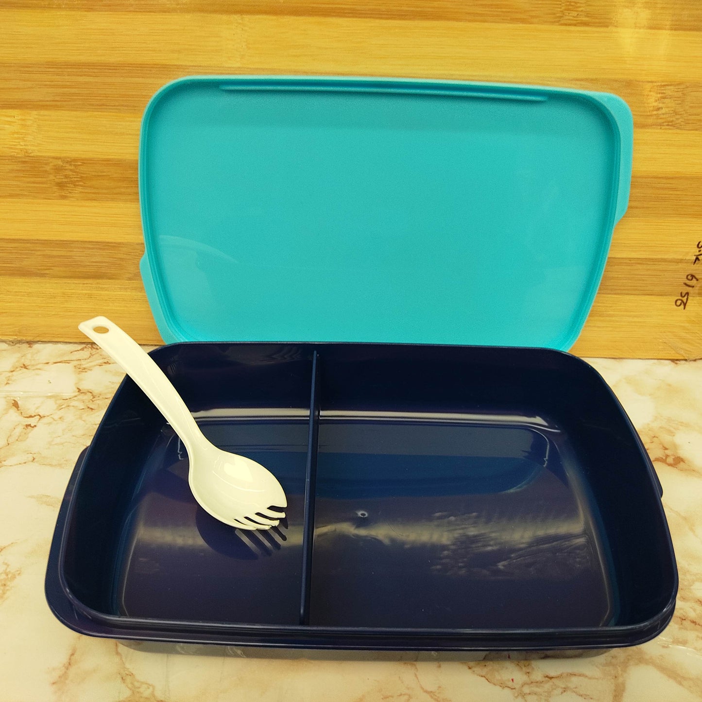Durable Plastic Lunch Box with Secure Locking Lid, Leak Resistant Design, Spacious Compartments, Food Safe Material, Lightweight and Portable for School, Office, Travel, and Daily Use. Easy to Clean